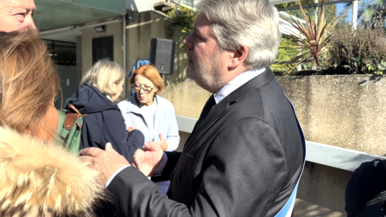 La Baule | Plus de 200 personnes réunies devant l’hôtel de ville